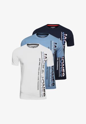 Drei T-Shirts werden gezeigt. Farben: Weiß, Hellblau und Marineblau. Jedes mit vertikalem Schriftzug, Rundhalsausschnitt und kurzen Ärmeln.