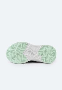 Soletta della scarpa in gomma bianca e verde menta con texture. Presenta scanalature curve per la trazione e include il nome del marchio "MUNICH" nella sezione bianca.