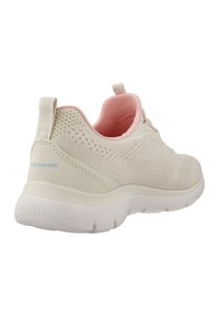 Sneaker leggero beige con tomaia in mesh traspirante, interno rosa chiaro e suola bianca imbottita. Include un più comodo per indossarlo facilmente.