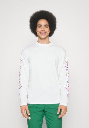 Langärmliges weißes T-Shirt mit bunten abstrakten Mustern an beiden Ärmeln. Der Stoff wirkt weich; Rundhalsausschnitt.