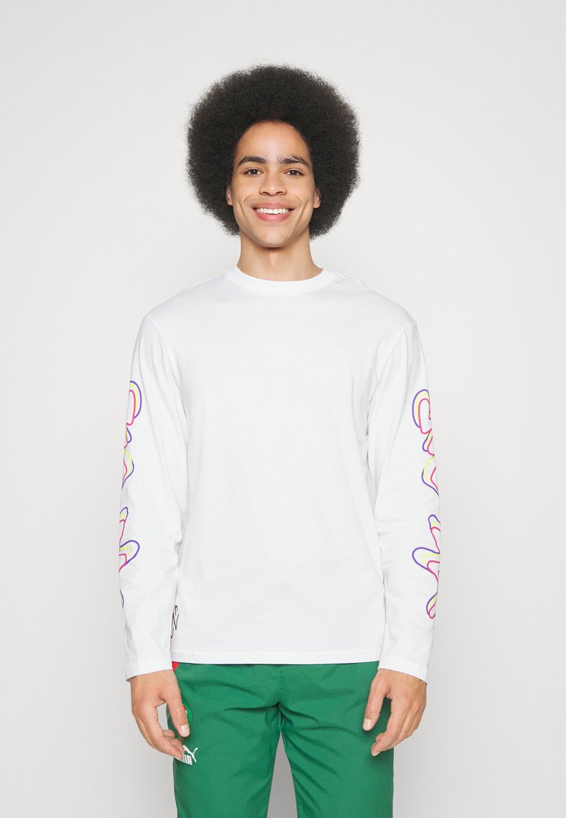 Wit T-shirt met lange mouwen en kleurrijke abstracte patronen op beide mouwen. De stof lijkt zacht; ontwerp met ronde hals.