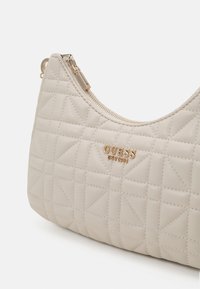 Guess ASSIA TOP ZIP SHOULDER BAG - Kézitáska - stone