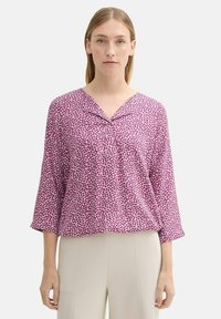 Lässige Bluse in Rosa mit einem Punktemuster, mit V-Ausschnitt und Dreiviertelärmel, aus leichtem Material gefertigt.