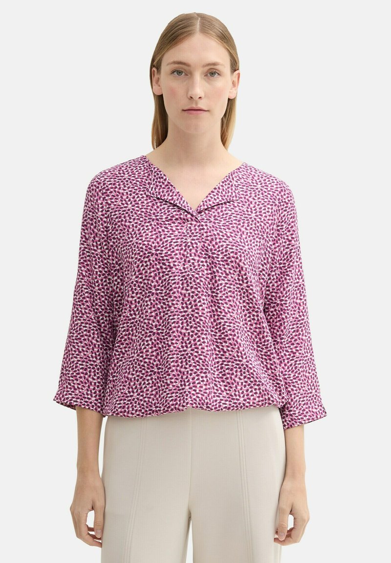 Lässige Bluse in Rosa mit einem Punktemuster, mit V-Ausschnitt und Dreiviertelärmel, aus leichtem Material gefertigt.