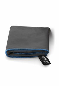 Graues Mikrofaserhandtuch mit blauem, abgestepptem Rand, ordentlich gefaltet. Mit einem kleinen schwarzen Etikett an der Ecke. Weiche, glatte Textur.