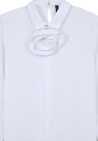 Blusa bianca con un colletto alto e un fiore tridimensionale decorativo all'collo. Tessuto liscio, chiusura con bottoni e maniche lunghe.