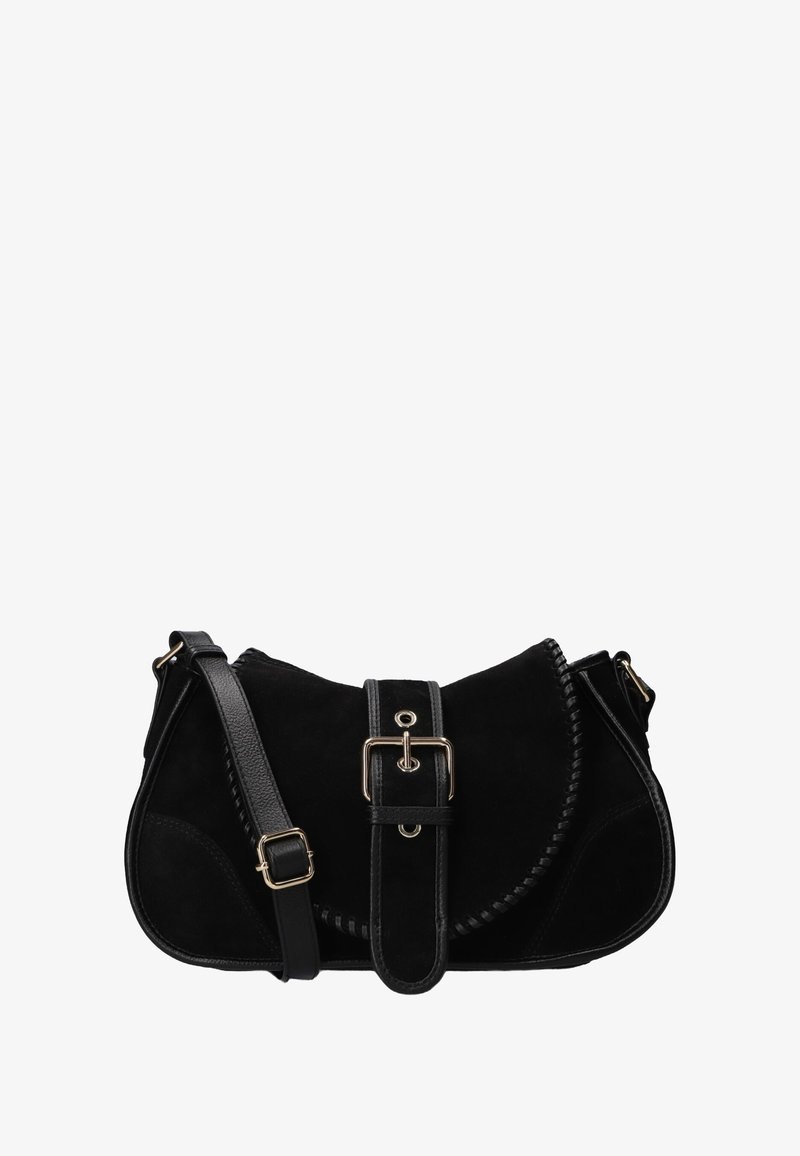 Zwarte suède handtas met een gebogen vorm, een opvallende bijpassende schouderband en een decoratieve gespdetail met metalen accenten en contrasterende stiksels.