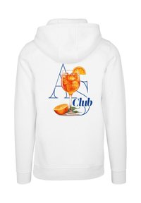 Sudadera blanca con un gráfico colorido de una bebida en un vaso con hielo, una rodaja de naranja y una naranja partida, acompañada del texto "A Club".
