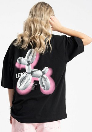 Czarny t-shirt z grafiką srebrnej balonowej psiej postaci z różowymi akcentami. Luźny krój z krótkimi rękawami i okrągłym dekoltem.