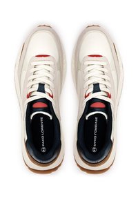 Białe sneakersy z gładkim skórzanym wierzchem, granatowym wnętrzem, czerwonymi akcentami i fakturowaną podeszwą z gumy. Posiadają klasyczne sznurowanie i detal w postaci logo.