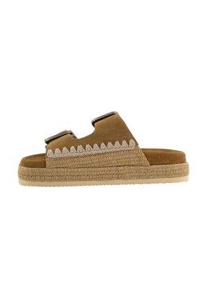 Sandalo slide in camoscio marrone con doppi cinturini con fibbia e suola platform intrecciata e texturizzata, vista laterale su sfondo bianco.