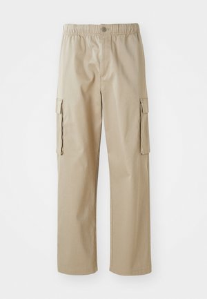 Beige cargo bukser lavet af bomuld, med elastisk talje, knaplukning og sidelommer til praktisk brug. Lige ben design.