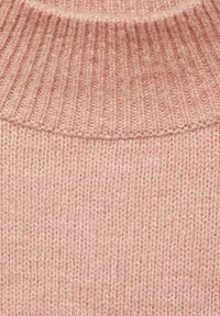 Primo piano di un morbido maglione rosa lavorato a maglia con colletto a dolce vita a costine e un motivo in maglia testurizzato sul corpo.