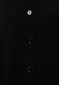 Czarny dzianinowy kardigan z prążkowanym wzorem, sześcioma czarnymi guzikami z przodu i miękką teksturą.