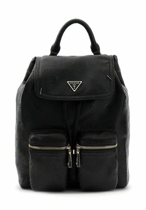 Schwarzer, strukturierter Guess-Rucksack mit Tragegriff oben, Klappverschluss, zwei vorderen Reißverschlusstaschen und metallischem Markenlogo in Dreiecksform auf dem Klappdeckel.