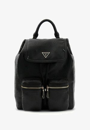 Schwarzer, strukturierter Guess-Rucksack mit Tragegriff oben, Klappverschluss, zwei vorderen Reißverschlusstaschen und metallischem Markenlogo in Dreiecksform auf dem Klappdeckel.