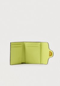 Μαλακή υφασμένη πορτοφόλι λεμονί πράσινου χρώματος, ανοιγμένο για να δείξει πολλές θήκες καρτών  και έναν χρυσό κούμπωμα στη δεξιά πλευρά.