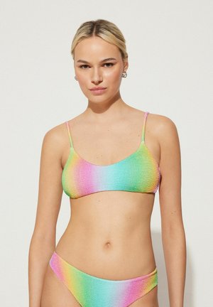 Conjunto de bikini de punto multicolor con una superficie texturada y tonos degradados de rosa, verde y azul. Tirantes ajustables, cobertura mínima.