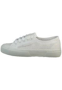 Sneakers bianchi in tela con motivi floreali ricamati, punta rotonda, sei occhielli e suola in gomma texturizzata per una migliore aderenza.