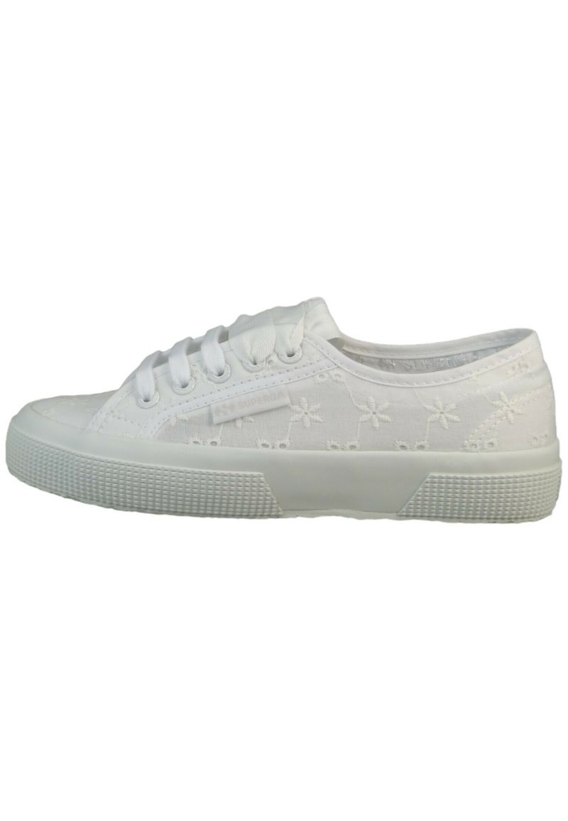 Sneakers bianchi in tela con motivi floreali ricamati, punta rotonda, sei occhielli e suola in gomma texturizzata per una migliore aderenza.