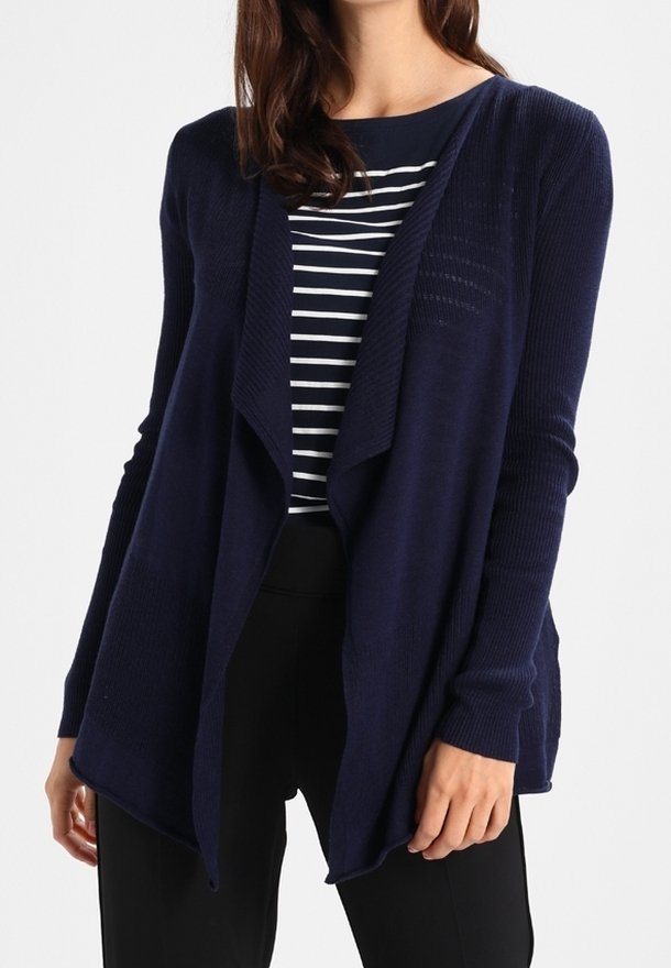 Cárdigan de punto color azul marino con un diseño de frente abierto, mangas largas y textura acanalada, superpuesto a una blusa a rayas en azul marino y blanco.