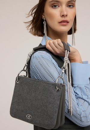 Sac en feutre gris et gris foncé, doté de quincaillerie en argent, d'une bandoulière amovible et d'une texture lisse avec des détails de logo subtils.