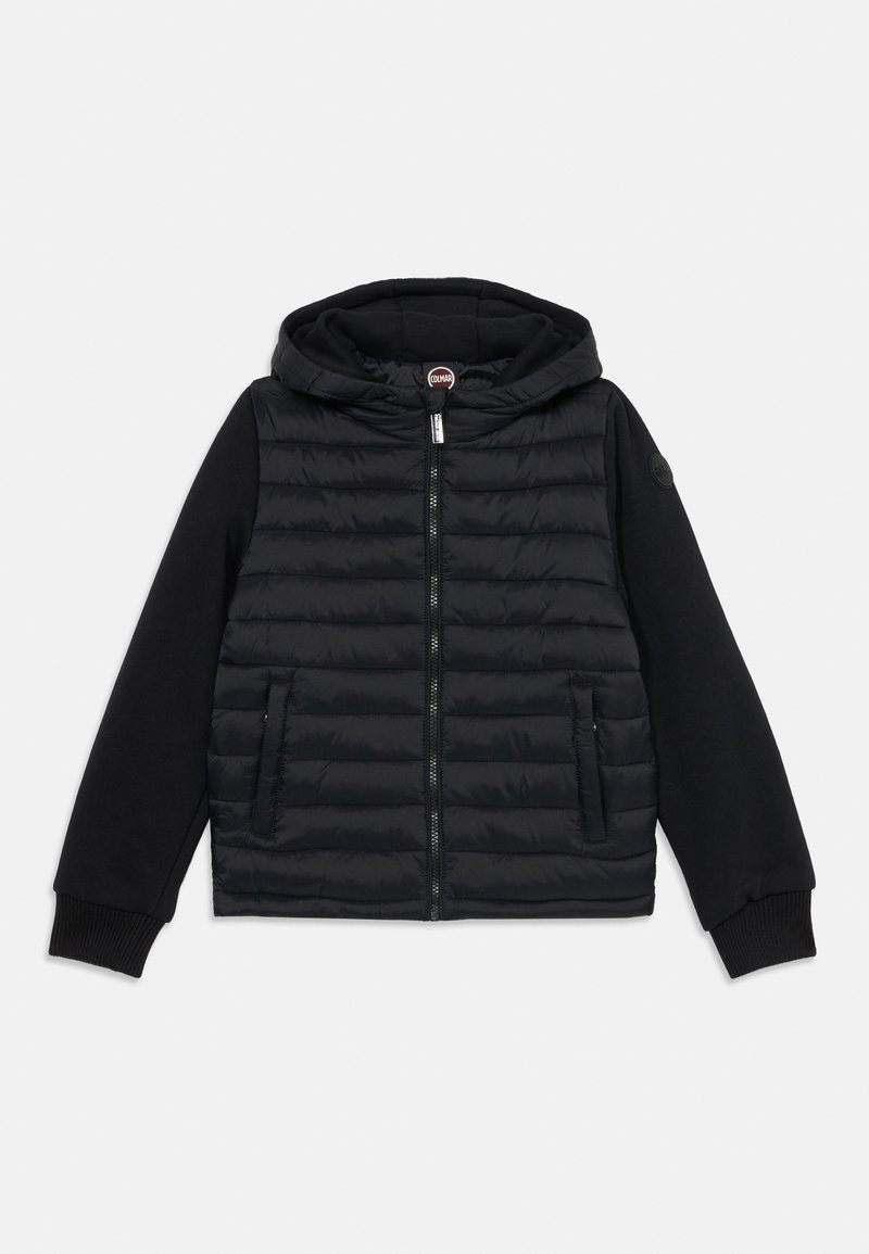 Crna kapuljača jakna s quilted prednjim dijelom, zatvaranjem na patentni zatvarač, bočnim džepovima te pletenim rukavima i kaošama, položena ravno na bijeloj pozadini.