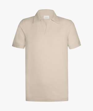 Beige Kurzarm-Poloshirt mit Kragen und einem V-förmigen Ausschnitt am Halsausschnitt, vor einem schlichten Hintergrund dargestellt.