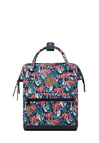 Blumenmuster-Rucksack in dunkelgrün, mit roten und lila Blumen, zwei Reißverschlusstaschen und einem Leder-Logo-Patch auf der Vorderseite.