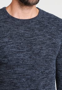 Selected Homme SLHVINCE BUBBLE CREW NECK - Pulover - dark sapphire/twisted blue mirag
