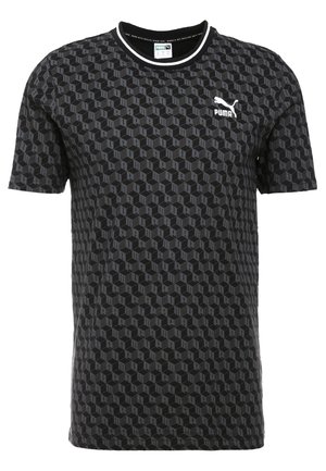 T-shirt noir Puma à manches courtes, motif géométrique en cubes et logo Puma blanc sur la poitrine.