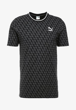 T-shirt noir Puma à manches courtes, motif géométrique en cubes et logo Puma blanc sur la poitrine.