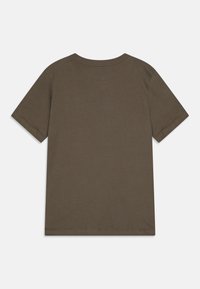T-shirt à manches courtes et col rond en tissu de coton vert olive. Design uni sans motifs ni accents visibles. Texture lisse et coupe régulière.