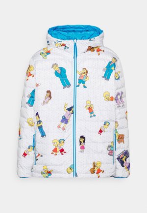 Padded bunda s bílým pozadím a živými potisky kreslených postaviček. Světlomodrá kapuce a zip, prošívaná textura a boční kapsy.