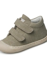Scarpa verde in tela con due cinturini regolabili in velcro, suola in gomma beige, punta rinforzata e dettagli cuciti lungo i bordi.