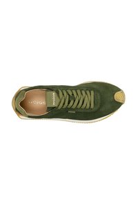 Sneaker verde in scamosciato con punta arrotondata, suola in gomma, dettagli in beige chiaro a contrasto e lacci piatti. Marchio visibile sulla linguetta.