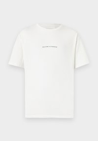 Hvid bomulds t-shirt med korte ærmer og rund hals. Centreret tekst med teksten "VELKOMMEN TIL PARADIS" i en buet grøn skrifttype.