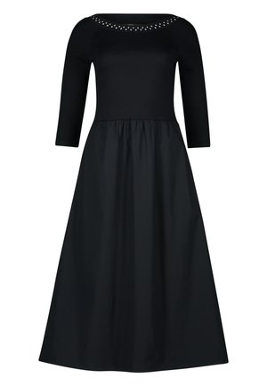 Abito nero con top aderente a maniche tre quarti e gonna svasata. Collo decorato con embellishments.