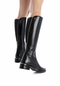 Carmela Botas - black