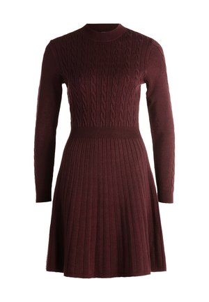 Robe longue bordeaux à manches longues avec un haut en tricot torsadé, taille cintrée et jupe plissée ; fabriquée dans un tissu doux avec un col et des poignets côtelés.