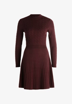 Bordeauxrotes langärmeliges Kleid mit einem Oberteil aus Kabelstrick, tailliertem Schnitt und ausgestelltem Rock; aus weichem Stoff mit einem gerippten Halsausschnitt und Bündchen gefertigt.