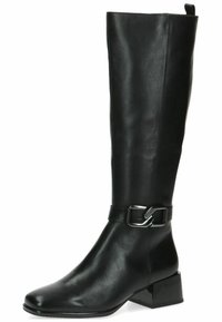 Botas de cuero negro hasta la rodilla con punta cuadrada y tacón cuadrado. Presentan un detalle de hebilla metálica en una correa de tobillo ajustable.