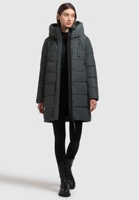 Polstret mørkegrå parka med hætte, der har lynlås og knaplukning, justerbare snore og en lige skæring.