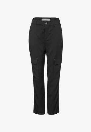 Czarne spodnie cargo wykonane z trwałej tkaniny, z dopasowanym stanem, dwiema kieszeniami z przodu i zamkami błyskawicznymi na kieszeniach bocznych. Prosty krój nogawki.