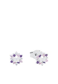 Orecchini a forma di farfalla in argento con gemme viola e rosa disposte in un motivo floreale. Ogni orecchino è decorato con un accento di gemma sintetica.