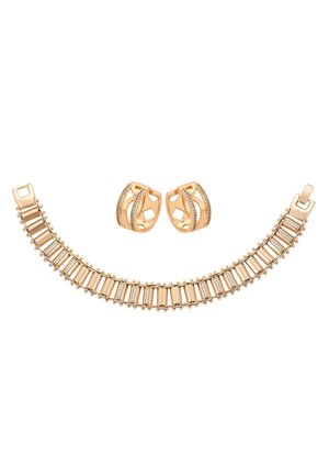 Goudkleurige armband met rechthoekige schakels en kleine parels, gecombineerd met bijpassende goudkleurige creooloorbellen met ingelegde kristallen.