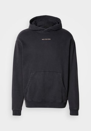 Sort hættetrøje med frontlomme og lille "MARC O'POLO DENIM" tekst centreret på brystet.