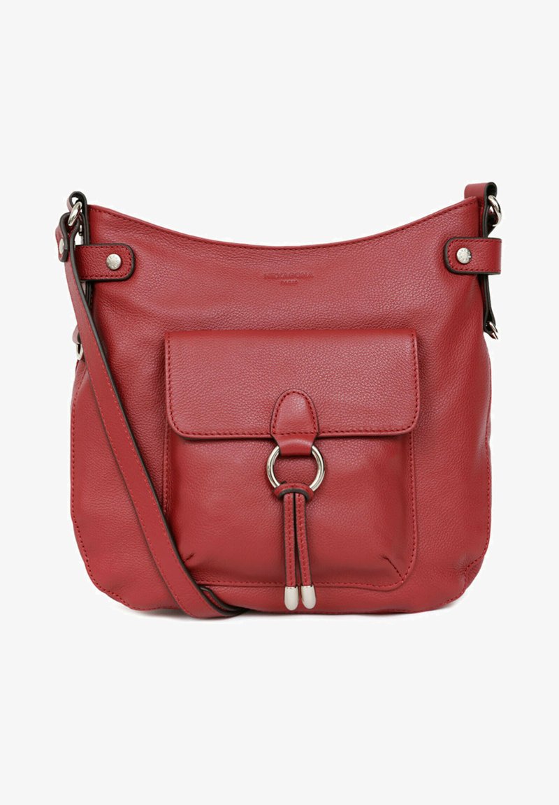 Borsa a tracolla rossa in pelle con tasca frontale, dettagli in argento, forma arrotondata e tracolla regolabile. Superficie testurizzata con venature visibili.