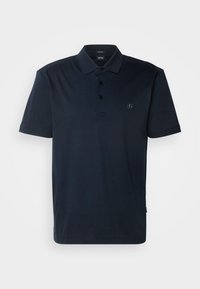 Polo bleu marine à manches courtes avec trois boutons noirs, un col plié et un petit logo ton sur ton sur la poitrine gauche.