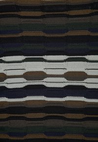 Tekstiili, jossa on vuorottelevia vaakaraitoja tummanvihreänä, ruskeana, mustana ja valkoisena; siinä on teksturoitu, kudottu kuvio ja rytminen muotoilu.